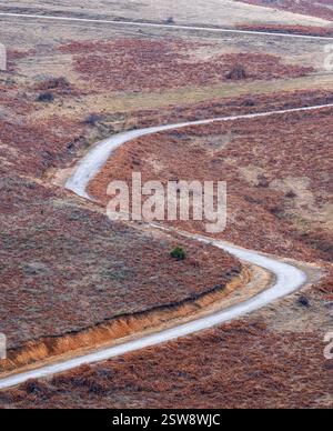 Chemin serpentin : route sinueuse du désert en Macédoine rurale Banque D'Images