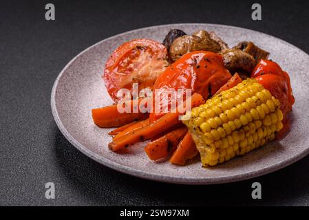 Légumes grillés poivrons, tomates, courgettes, oignons, carottes, maïs, champignons Banque D'Images