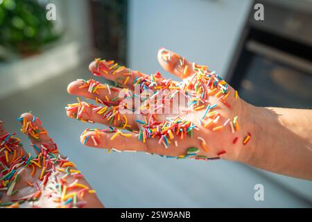 Recouvert à la main de saupoudres de cuisson colorées pour beignets, gâteaux, desserts sucrés et cupcake de Pâques. Banque D'Images