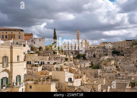 Exploration des anciens sassi de Matera, en Italie, sous un ciel spectaculaire pendant l'heure dorée Banque D'Images