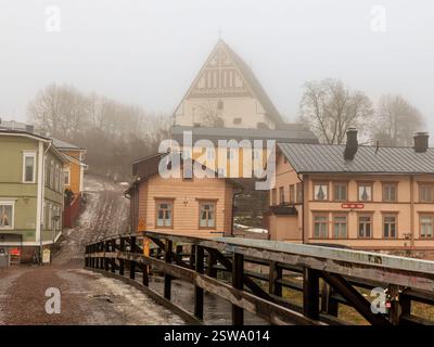 porvoo vue sur la ville à travers le vieux pont sur la rivière porvoonjoki à la vieille ville maisons colorées et cathédrale historique au sommet de la colline dans la brume Banque D'Images