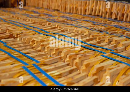 Gros plan photographie en format paysage des stocks de nouvelles tuiles de toit. Banque D'Images
