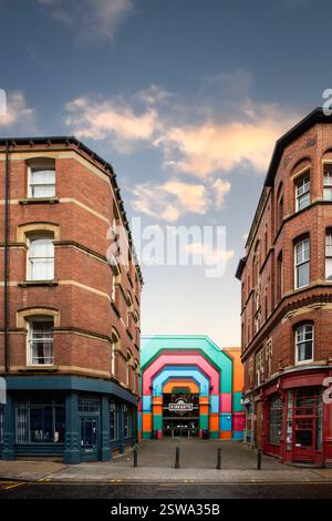 KIRKGATE MARKET, LEEDS, ROYAUME-UNI - 16 FÉVRIER 2025. Paysage vertical de l'entrée latérale colorée de Kirgate Markets niché entre un bâtiment historique Banque D'Images