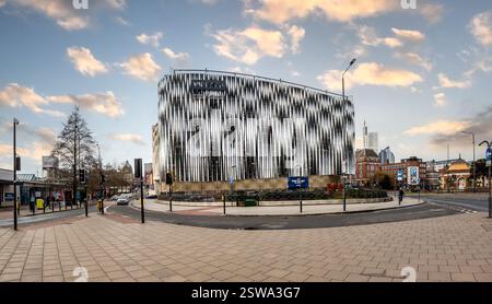 LEEDS, ROYAUME-UNI - 16 FÉVRIER 2025. Panorama paysager de l'architecture moderne du bâtiment John Lewis dans le centre commercial Victoria à a Leeds Banque D'Images