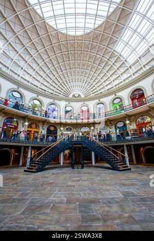 ÉCHANGE DE MAÏS, LEEDS, ROYAUME-UNI - 16 FÉVRIER 2025. Vertical panoramique intérieur du bâtiment de l'échange de maïs avec petite entreprise indépendante en dessous Banque D'Images