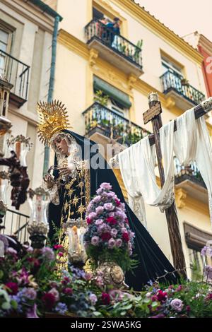 Notre Dame des douleurs sur son trône lors d'une procession de la semaine Sainte à Malaga. Son visage reflète la souffrance alors qu'elle tient la couronne d'épines du Christ. Traditionnel Banque D'Images