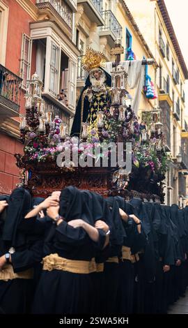 Trône de la Vierge Marie en procession dans les rues de Malaga pendant la semaine Sainte. Vierge tenant la couronne d'épines de Jésus, expression de la souffrance Banque D'Images