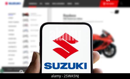 Dhaka, bangladesh- 06 Oct 2024 : le logo Suzuki est affiché sur le smartphone. Banque D'Images