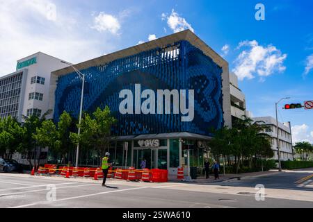 Miami Beach, FL, États-Unis - 19 février 2025 : Miami Beach CVS Pharmacy Collins Avenue 41st Street Banque D'Images