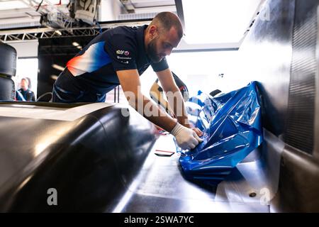 Mécanicien de l'Alpine Endurance Team, mécanicien lors du Prologue du Championnat du monde d'Endurance FIA 2025, du 21 au 22 février 2025 sur le circuit international de Losail à Lusail, Qatar Banque D'Images