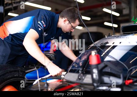 Mécanicien de l'Alpine Endurance Team, mécanicien lors du Prologue du Championnat du monde d'Endurance FIA 2025, du 21 au 22 février 2025 sur le circuit international de Losail à Lusail, Qatar Banque D'Images