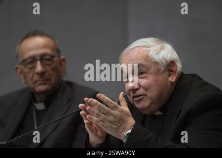 Vatican, Vatican. 20 février 2025. **NO LIBRI** Italie, Rome, Vatican, 2025/2/20.Conférence de presse pour présenter l'initiative MED 25 Odyssey - Bel espoir qui, entre le 1er mars et la fin octobre 2025, verra 200 jeunes, de toutes nationalités, cultures et religions, se relayer à bord d'une goélette à trois mâts, le Bel espoir, participer à des sessions de formation à la paix, organiser des conférences et des festivals dans chaque port d'escale, et vivre une rencontre et une photographie de fraternité par ALESSIA GIULIANI / Catholic photo photo Alamy Live News Banque D'Images