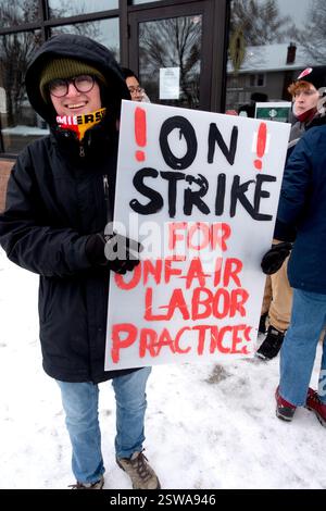 Barista Starbucks tenant une pancarte de grève pour protester contre les pratiques de travail déloyales. St Paul Minnesota MN États-Unis Banque D'Images