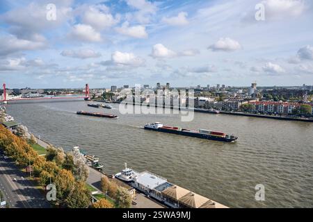 Vue sur la rivière Nieuwe Maas et le pont Willems à Rotterdam, pays-Bas Banque D'Images