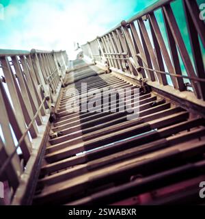 Vue abstraite à travers une échelle de camion de pompiers Banque D'Images