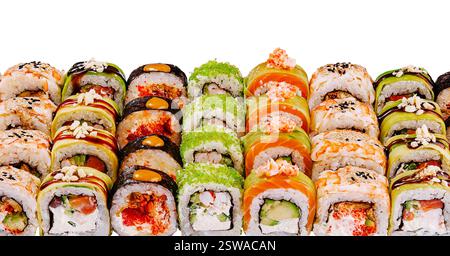 Grand ensemble de sushi avec différents types de rouleaux de maki isolés sur fond blanc Banque D'Images