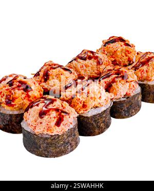 Rouleaux de sushi épicés recouverts de fromage à la crème et de sauce debout en ligne sur fond blanc Banque D'Images