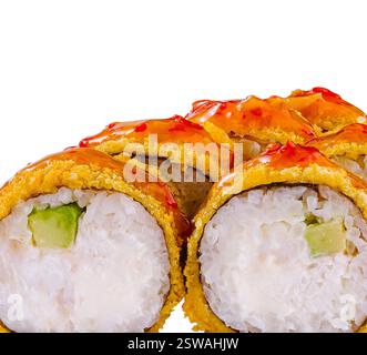 Rouleaux de sushi tempura maki recouverts de sauce épicée et de graines de sésame Banque D'Images