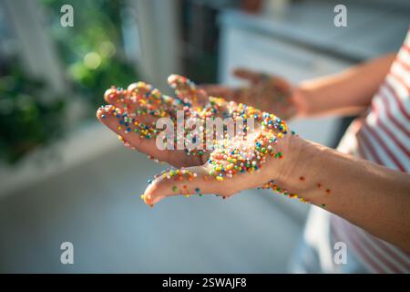 Recouvert à la main de saupoudres de cuisson colorées pour beignets, gâteaux, desserts sucrés et cupcake de Pâques. Banque D'Images