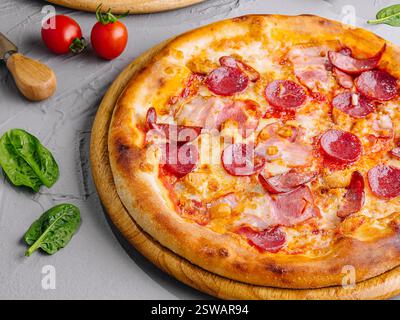 Délicieuse pizza pepperoni sur planche de bois Banque D'Images