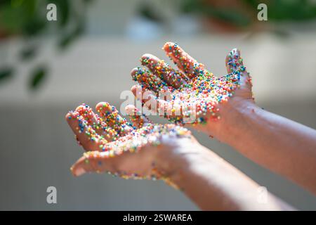 Recouvert à la main de saupoudres de cuisson colorées pour beignets, gâteaux, desserts sucrés et cupcake de Pâques. Banque D'Images
