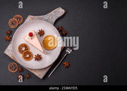Morceau de gâteau sucré avec de la crème rose à saveur de framboise, avec sablé, cheesecake Banque D'Images