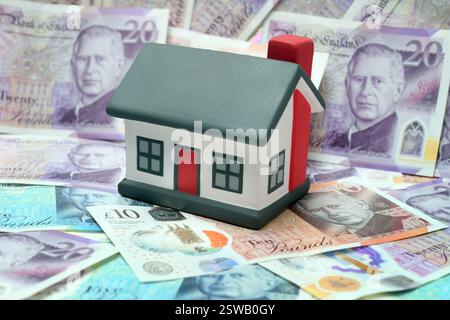 MAISON AVEC BILLETS DE BANQUE BRITANNIQUE RE HYPOTHÈQUES PRIX DE L'IMMOBILIER ACHAT DE MAISONS ETC UK Banque D'Images