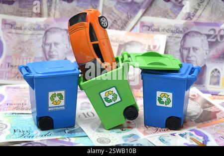 VOITURE DANS LA POUBELLE DE RECYCLAGE AVEC BILLETS DE BANQUE RE VOITURES FERRAILLE L'ENVIRONNEMENT PIÈCES RÉPARATIONS ETC UK Banque D'Images