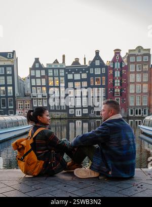 Immortalisez la romance automnale le long des canaux pittoresques d'Amsterdam, aux pays-Bas, dans une tenue confortable Banque D'Images