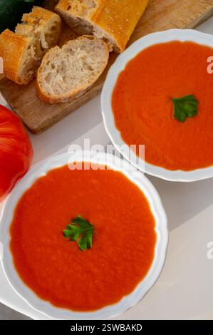 Célèbre soupe de légumes de Cordoue, Andalousie salmorejo servi froid dans le café pour le déjeuner comme plat d'entrée, nourriture végétarienne Banque D'Images
