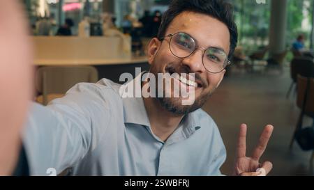 Homme d'affaires indien heureux homme d'affaires arabe homme d'affaires Guy blogueur vlogger influenceur visiteur record vidéo blog médias sociaux publicité manger nourriture café Banque D'Images