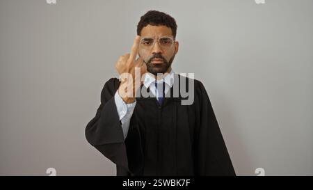Homme portant des lunettes et la robe d'un juge montre un geste grossier sur fond blanc isolé Banque D'Images
