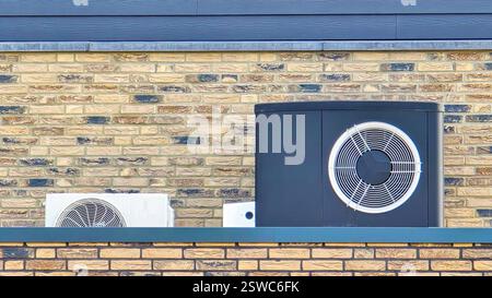Unité de pompe à chaleur à source d'air installée à l'extérieur dans une maison moderne avec panneaux solaires aux pays-Bas Banque D'Images