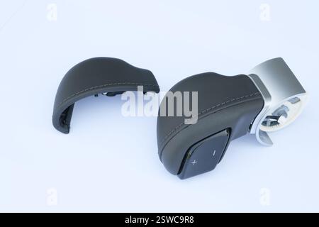 Sélecteur de vitesse automobile avec détail de couture sur fond blanc gros plan sur le design et la texture Banque D'Images