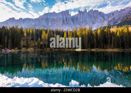 Reflets tranquilles des Dolomites à l'aube sur un lac turquoise serein Banque D'Images