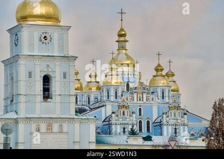 Expositions de photos. Monastère à dôme d'or de Michael à Kiev, Ukraine le 23 décembre 2023. Banque D'Images