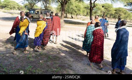 Un rassemblement Massaï vibrant et coloré se déroulant dans la splendeur du parc national natures Beauty Tarangire Tanzanie Afrique Banque D'Images