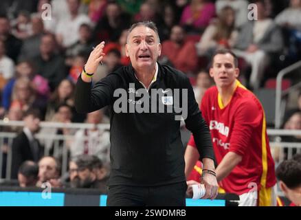 Riga, Lettonie. 20 février 2025. L'entraîneur-chef de l'Espagne Sergio Scariolo réagit lors du match de groupes des qualifications FIBA EuroBasket 2025 entre la Lettonie et l'Espagne à Riga, Lettonie, le 20 février 2025. Credit : Edijs Palens/Xinhua/Alamy Live News Banque D'Images
