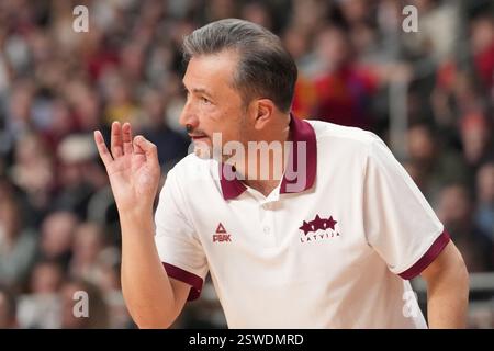 Riga, Lettonie. 20 février 2025. L'entraîneur-chef de la Lettonie Luca Banchi réagit lors du match de groupes des qualifications FIBA EuroBasket 2025 entre la Lettonie et l'Espagne à Riga, Lettonie, le 20 février 2025. Credit : Edijs Palens/Xinhua/Alamy Live News Banque D'Images