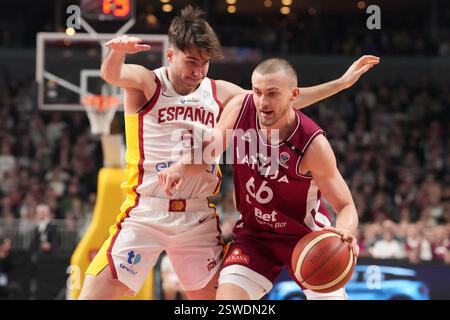 Riga, Lettonie. 20 février 2025. Le letton Kristers Zoriks (R) affronte l'Espagnol Rafael Villar lors du match de groupes des qualifications FIBA EuroBasket 2025 entre la Lettonie et l'Espagne à Riga, Lettonie, le 20 février 2025. Credit : Edijs Palens/Xinhua/Alamy Live News Banque D'Images