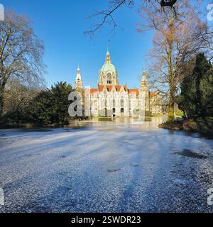 Une belle scène hivernale avec un bâtiment historique le long d'un lac gelé, captivant tout le Maschsee de Hanovre Banque D'Images