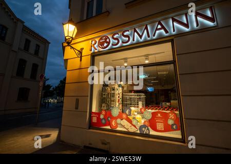 18.08.2021, Allemagne, Mecklembourg-Poméranie occidentale, Wismar - succursale de la chaîne de pharmacies Rossmann dans la vieille ville. 00A210818D775CAROEX.JPG [MODÈLE RÉF Banque D'Images