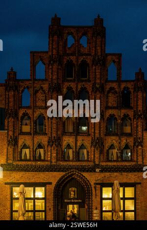 18.08.2021, Allemagne, Mecklembourg-Poméranie occidentale, Wismar - Restaurant Alter Schwede (Brick gothique) am Markt dans la vieille ville historique, maison d'aro Banque D'Images