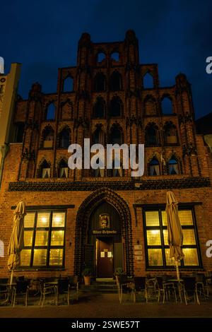 18.08.2021, Allemagne, Mecklembourg-Poméranie occidentale, Wismar - Restaurant Alter Schwede (brique gothique) sur le marché dans la vieille ville historique, maison dat Banque D'Images