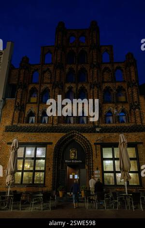 18.08.2021, Allemagne, Mecklembourg-Poméranie occidentale, Wismar - Restaurant Alter Schwede (brique gothique) au marché dans la vieille ville historique, maison fro Banque D'Images