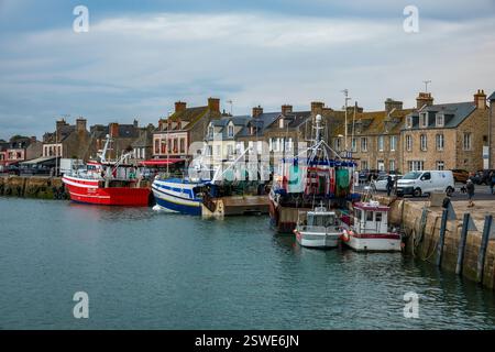 07.09.2024, France, Normandie, Barfleur - bateaux de pêche sur le quai dans le port de Barfleur, pittoresque village de pêcheurs, commune française du M Banque D'Images