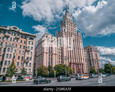 Belle vue d'été sur Moscou. Bâtiment résidentiel stalinien Banque D'Images