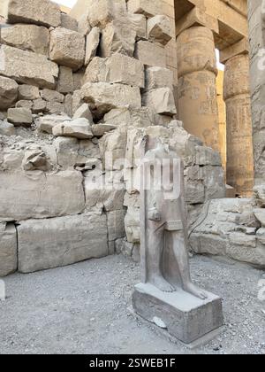 Aller à la page|12345...9Next Statue sans tête et ruines du troisième pylône du complexe du temple de Karnak, Louxor, Égypte Banque D'Images