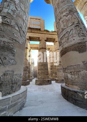 Colonnes en forme de tiges de papyrus avec bas-relief à la Grande salle hypostyle du complexe du temple de Karnak, Louxor, Égypte Banque D'Images