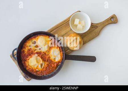 Œufs brouillés juifs shakshuka dans une poêle. Banque D'Images